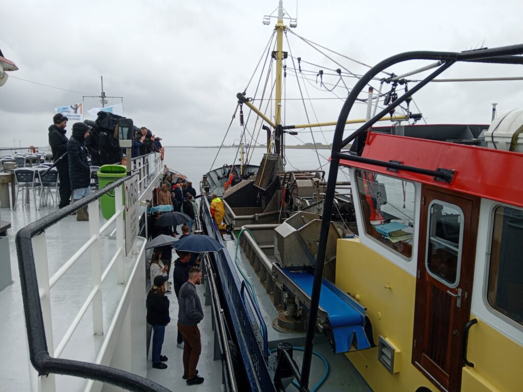 Deux bateaux côte à côte pour le transfert des moules